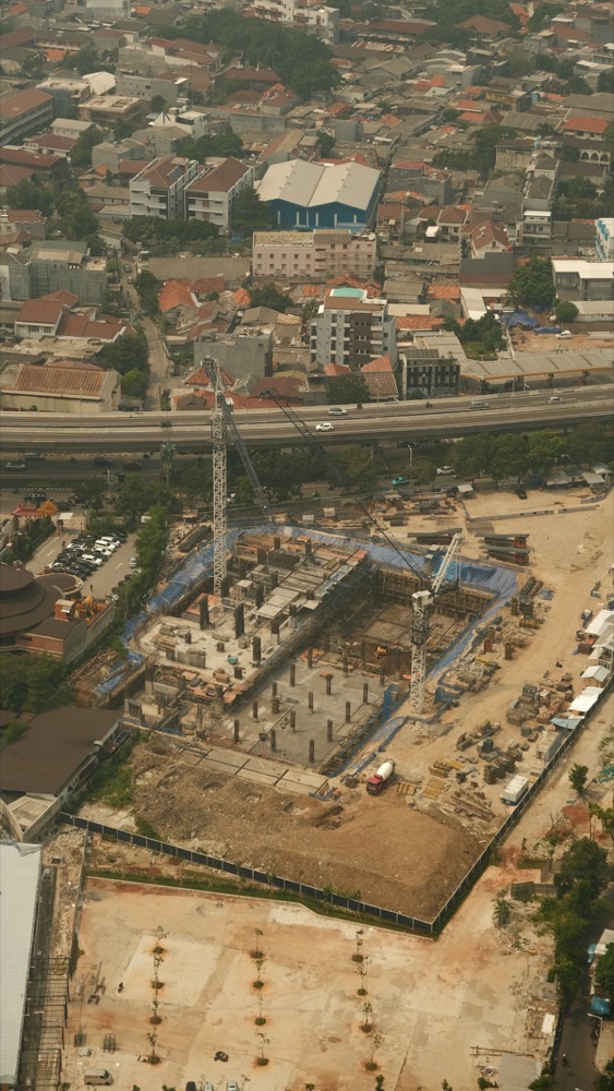 Obra de construcción con grúa torre en altura