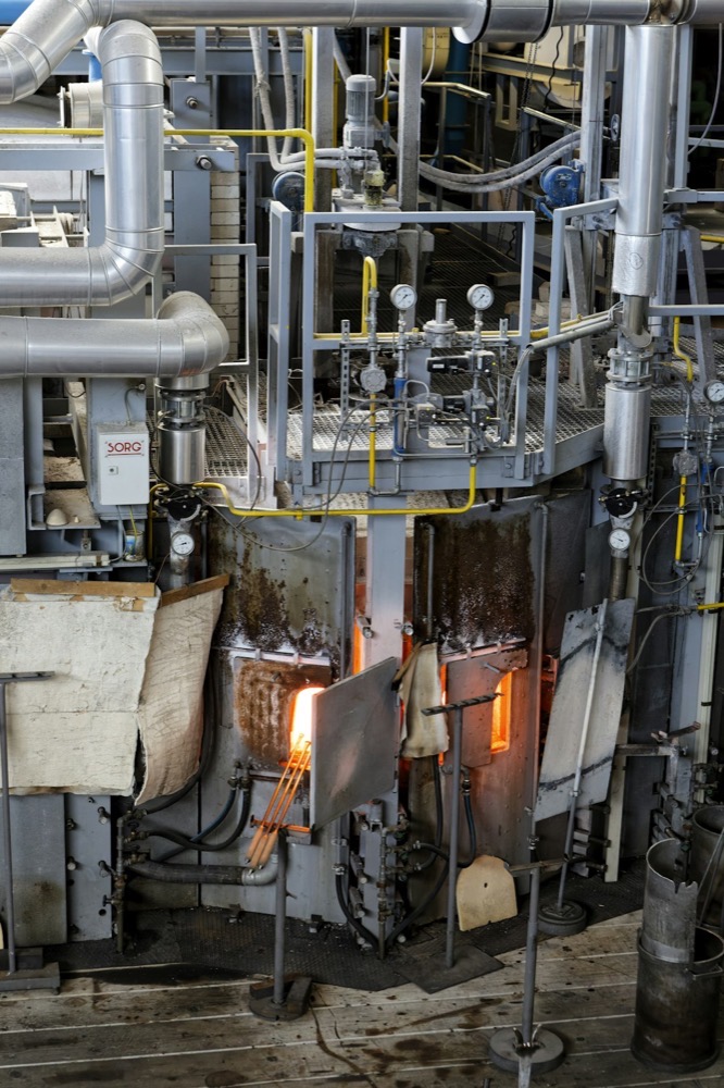 Maquinaria industrial pesada en planta de producción
